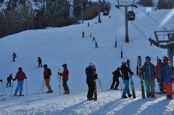 Centenas de esquiadores disputam as pistas de Aspen, no Colorado, nos Estados Unidos